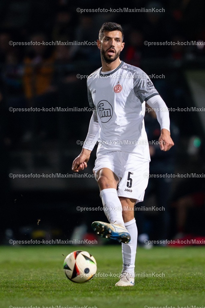 xYDR12032501181 | 12.03.2025, xydrx, Fußball, Viktoria Köln - Rot-Weiss Essen, 3.Liga, Sportpark Höhenberg, Saison 2024 2025:  Klaus Gjasula (Rot-Weiss Essen #5) DFB regulations prohibit any use of photographs as image sequences and or quasi-video.