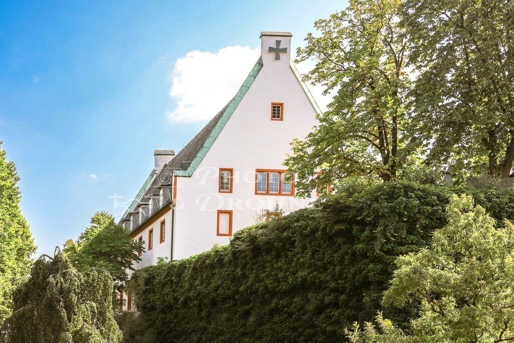 Koblenz-9199 | Das Deutschherrenhaus ist ein historisches Gebäude der Tempelritter in Koblenz am Deutschen Eck am Zusammenfluss von Rhein und Mosel. Am Deutschen Eck treffen die beiden großen Flüße aufeinander. Koblenz hat eine sehenswerte Altstadt. Es gibt viel Historisches und Modernes zu entdecken. - Realisiert mit Pictrs.com