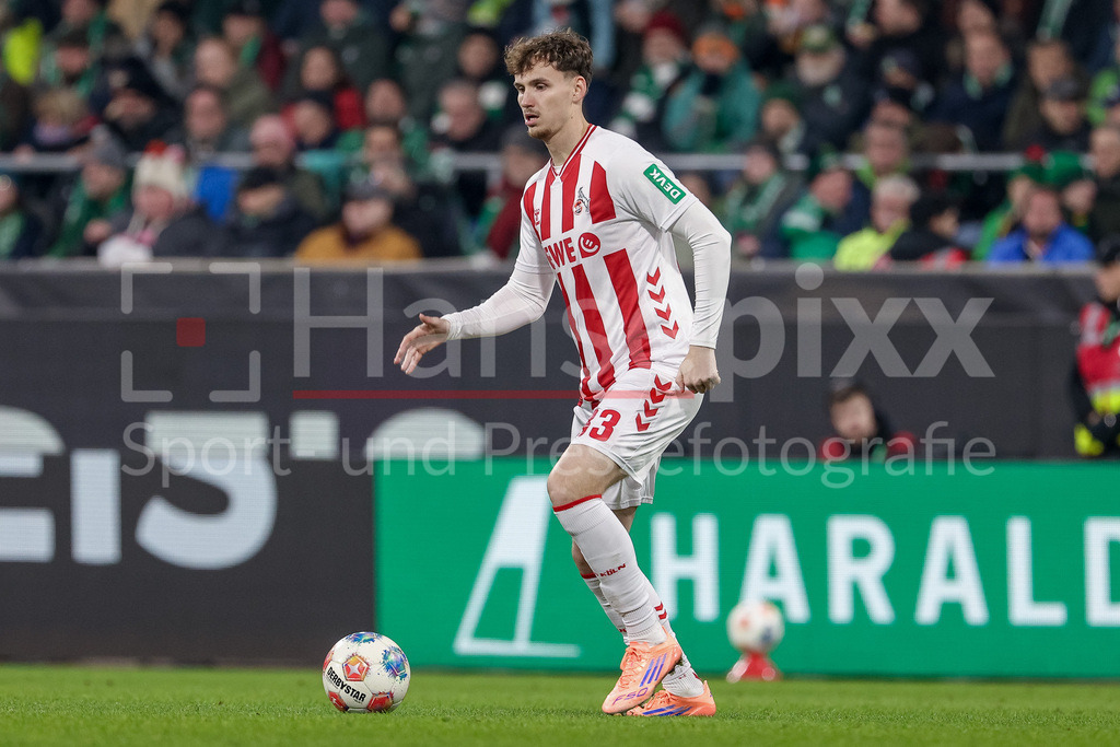 Fussball, Bundesliga, SV Werder Bremen - 1. FC Köln | Rav van den Berg (1. FC Köln, 33) am Ball, Freisteller, Einzelbild, Ganzkörper, Aktion, Action, Spielszene, DIE DFL-RICHTLINIEN UNTERSAGEN JEGLICHE NUTZUNG VON FOTOS ALS SEQUENZBILDER UND/ODER VIDEOÄHNLICHE FOTOSTRECKEN. DFL REGULATIONS PROHIBIT ANY USE OF PHOTOGRAPHS AS IMAGE SEQUENCES AND/OR QUASI-VIDEO.