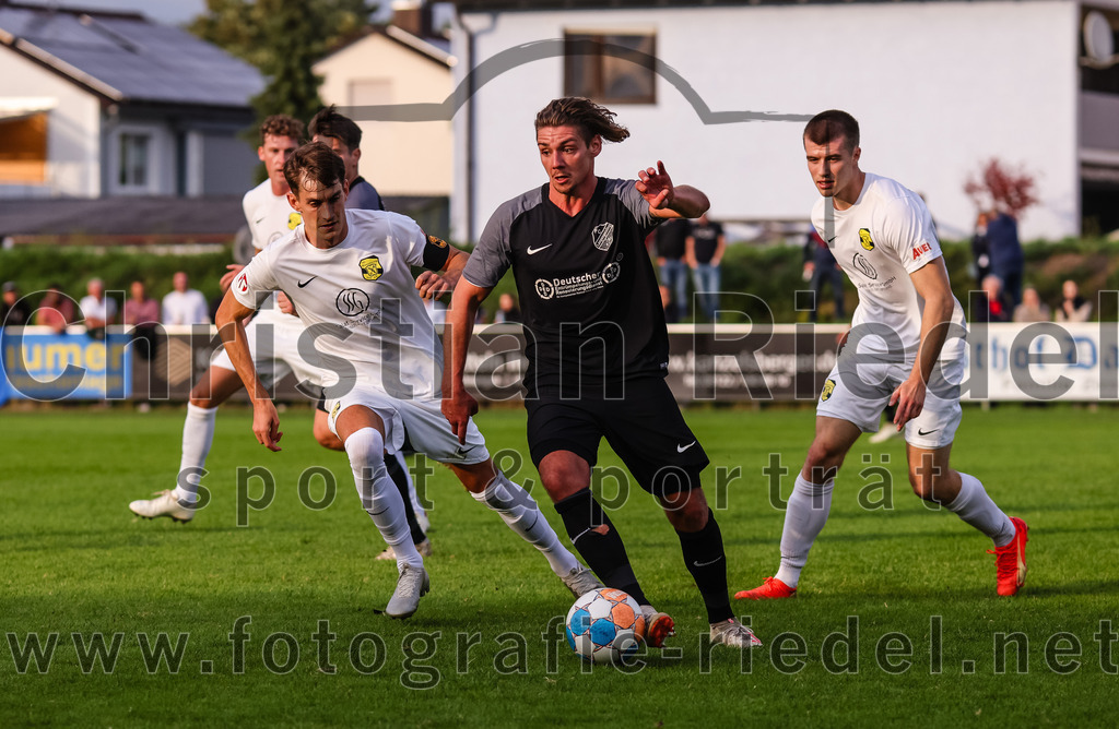 2023-08-08_128_FC_Moosinning_gegen_FC_Langengeisling | Moosinning, Deutschland, 08.08.2023:
Fußball, Bezirksliga Oberbayern Ost 2023 / 2024, 3. Spieltag, FC Moosinning gegen FC Langengeisling, Endergebnis: 0:4

Dennis Stauf (FC Moosinning, #15), Maximilian Birnbeck (FC Langengeisling, #27), Fabian Ulitzka (FC Moosinning, #23)

Foto: Christian Riedel / fotografie-riedel.net