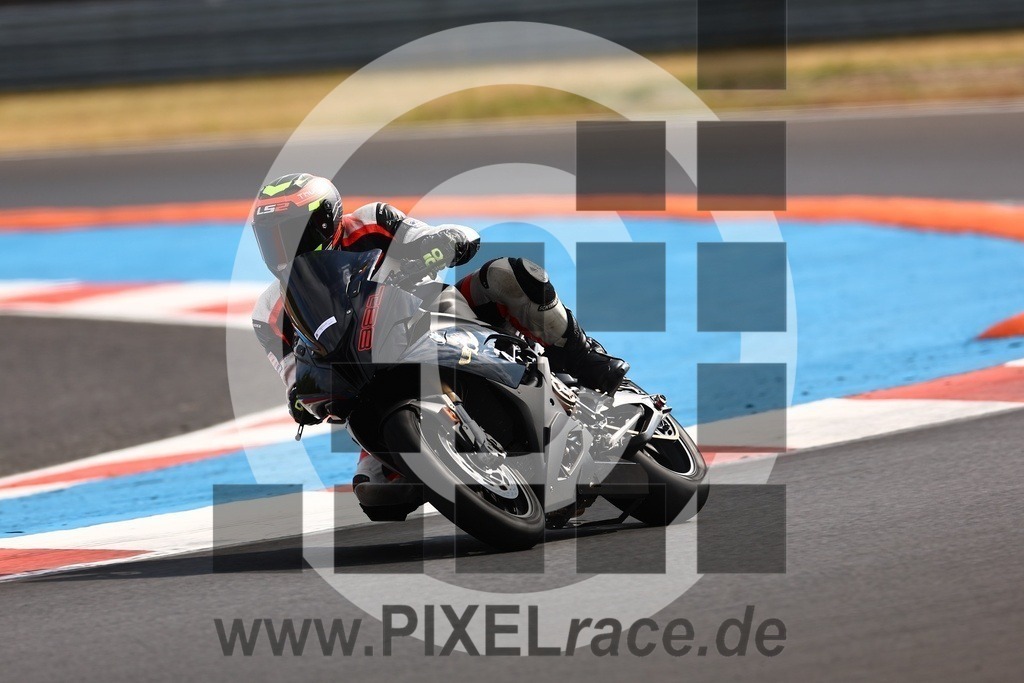 0881-20250717_02318 | Schöne Erinnerungen an spannende Momente - das festzuhalten ist unser Job. PIXELrace.de ist seit 2003 auf den Rennstrecken Europas unterwegs um die Action draußen beim Fahren und die wunderbare Stimmung imm Fahrerlager für euch einzufangen.