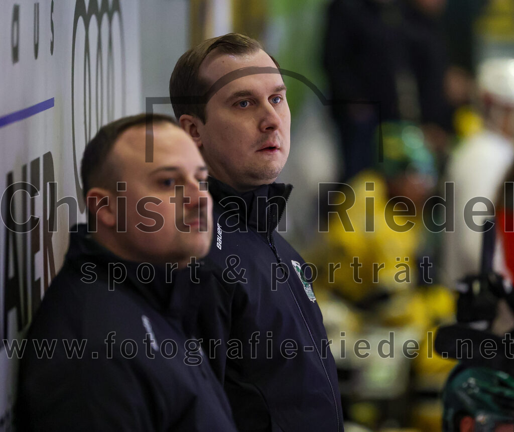 2025-10-28_072_TSV_Erding_gegen_Toelzer_Loewen | Erding, Deutschland, 28.10.2025:Eishockey, Oberliga Süd 2025 / 2026, 13. Spieltag, TSV Erding gegen Tölzer Löwen, Endergebnis: 2:5Co-Trainer Maximilian Helling (Erding Gladiators), Teamchef Dominik Quinlan (Erding Gladiators)Foto: Christian Riedel / fotografie-riedel.net