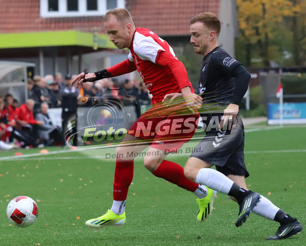FC RW Kirchlengern - BV Bad Lippspringe | Auf dem Bild zu sehen: rot FC RW Kirchlengern: Lennard Wüllner ; schwarz BV Bad Lippspringe: Dino NesicFC RW Kirchlengern, BV Bad Lippspringe, Saison 25/26, Landesliga, Kirchlengern, Deutschland - Realisiert mit Pictrs.com