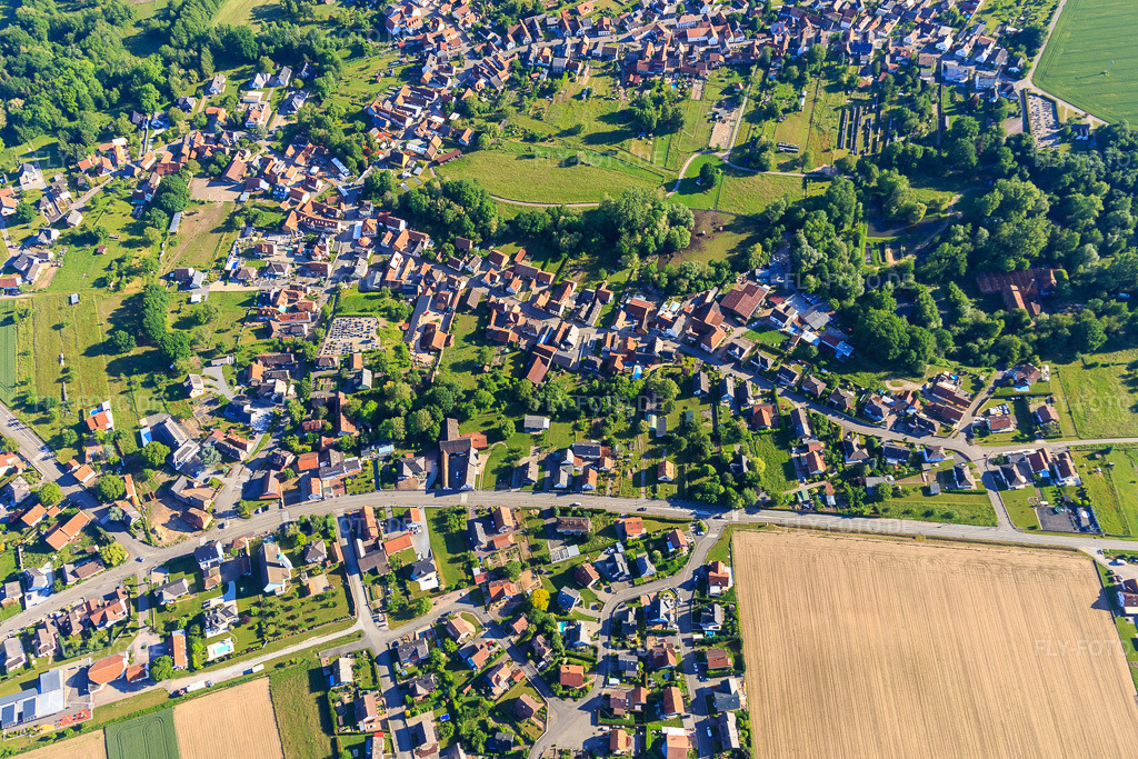 Luftbild: Dorfdraufsicht von Süden in Scheibenhard im Bundesland Bas-Rhin in Frankreich. – Foto: IMG_115039.jpg vom 01.06.2019 durch Werner Riehm/FLY-FOTO.de – Auflösung des Originals: 4787 x 3191 px