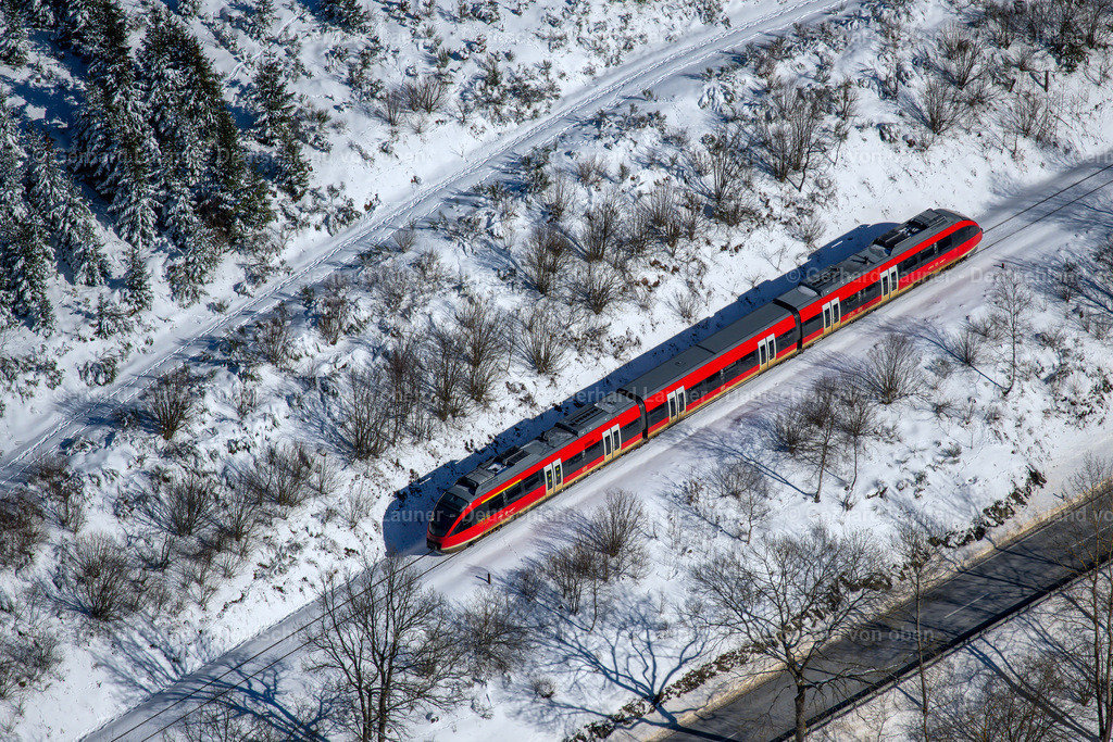 4043643 | roter Zug in verschneiter Landschaft bei Winterberg