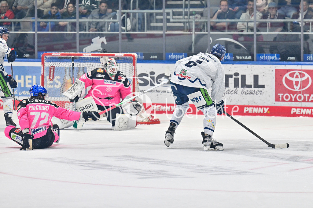 Augsburger Panther - Straubing Tigers | im Duell Riley McCOURT (Augsburger Panther #72) und Alex GREEN (Straubing Tigers #6) / Zweikampf / DEL: Augsburger Panther - Straubing Tigers, Curt Frenzel Stadiom am 20.10.2024