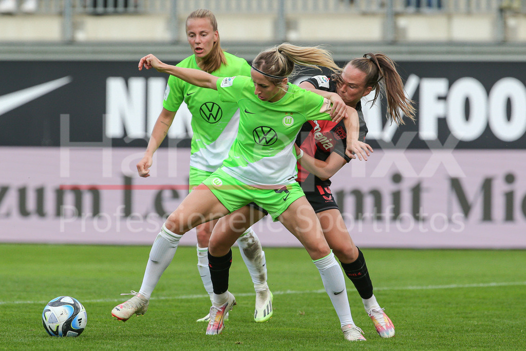 Fussball, Google Pixel Frauen-Bundesliga, VfL Wolfsburg - Bayer 04 Leverkusen | v.li.: Kathrin Hendrich (Kathy, VfL Wolfsburg, 4) und Eva van Deursen (Bayer 04 Leverkusen, 15) im Zweikampf, Duell, Dynamik, Aktion, Action, Spielszene, DIE DFB-RICHTLINIEN UNTERSAGEN JEGLICHE NUTZUNG VON FOTOS ALS SEQUENZBILDER UND/ODER VIDEOÄHNLICHE FOTOSTRECKEN. DFB REGULATIONS PROHIBIT ANY USE OF PHOTOGRAPHS AS IMAGE SEQUENCES AND/OR QUASI-VIDEO.