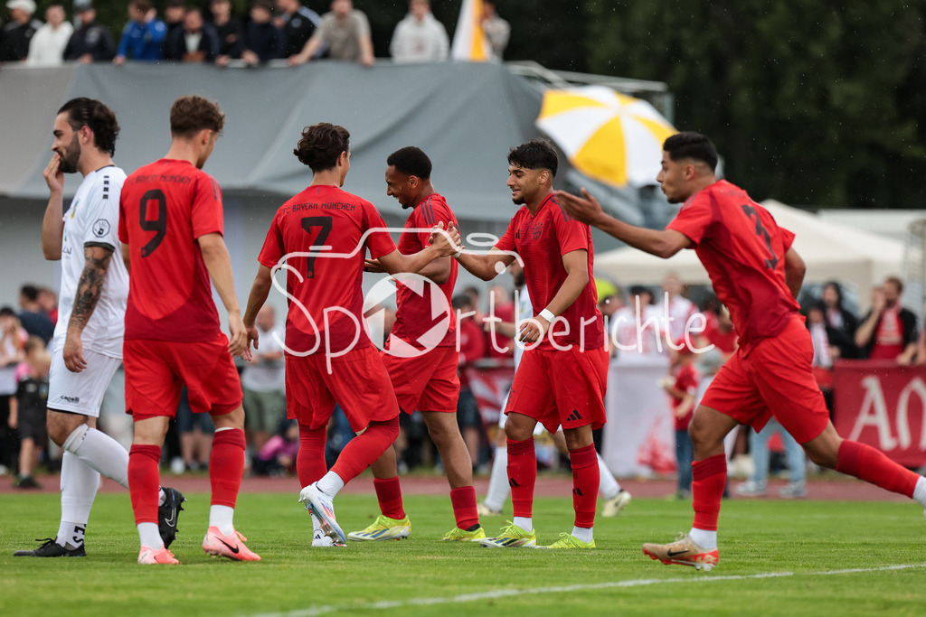 SSV Dillingen - FC Bayern Amateure | Die Bayern jubeln ueber einen Treffer beim Testspielerfolg in Dillingen