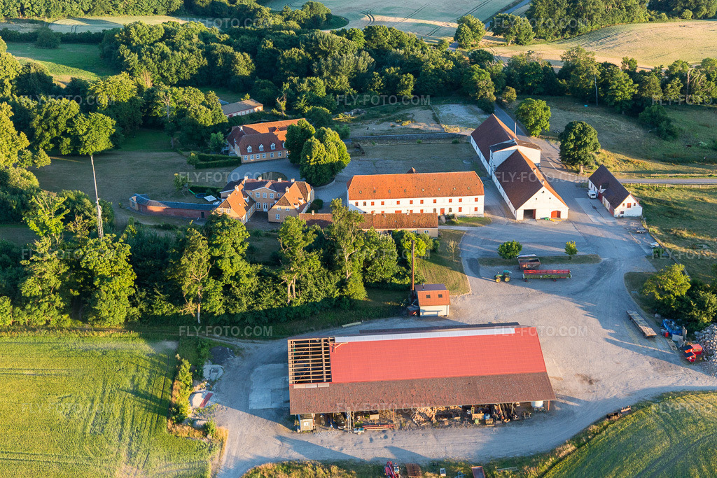 Aerial view: Klintholm Mon (DK), Klintholm Gods in Borre in the state Zealand, Denmark. – Photo: IMG_108719.jpg taken on 07/04/2018 by Werner Riehm/FLY-FOTO.com – Resolution of the original: 5472 x 3648 px