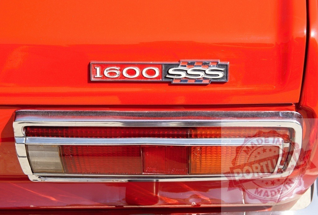 Datsun 1600 SSS vintage car rear emblem details | Datsun 1600 SSS emblem and taillight reflecting vintage automobile design - Realisiert mit Pictrs.com