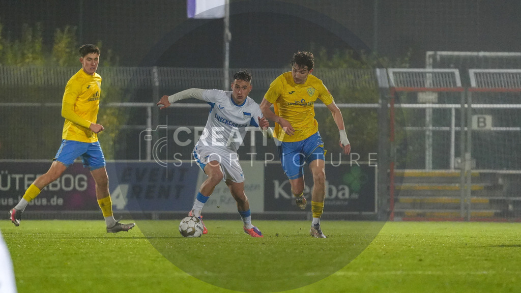 Fußball, Herren, Saison 2025/2026, Regionalliga Nordost, 15. Spieltag, FSV 63 Luckenwalde vs. Hertha BSC II, Freitag 07.11.2025, Werner-Seelenbinder-Stadion Luckenwalde, | Fußball, Herren, Saison 2025/2026, Regionalliga Nordost, 15. Spieltag, FSV 63 Luckenwalde vs. Hertha BSC II, Freitag 07.11.2025, Werner-Seelenbinder-Stadion Luckenwalde, Im Bild: Shalva Ogbaidze (l. Hertha) und Sofiene Jannene (r. Luckenwalde) - Realisiert mit Pictrs.com