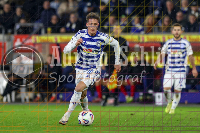 MSV Duisburg vs Rot-Weiss Essen - 3. Liga | Duisburg, Deutschland, 26.10.25:   Christian Viet (MSV Duisburg) in Aktion am Ball, Einzelaktion waehrend des Spiels der 3. Liga MSV Duisburg vs Rot-Weiss Essen in der schauinsland-reisen-arena(Foto von Brauer-Fotoagentur / Adrian Schlueter)