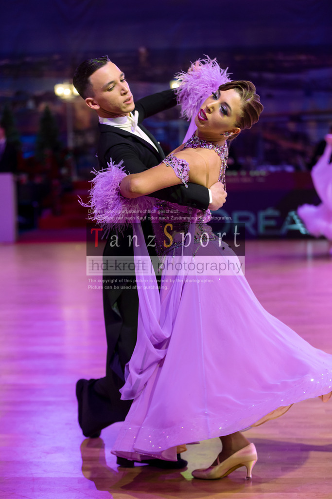 20241215_WDSF_Int_Open_Std-Riga-8786 | Tanzsportbilder, Standardtanz, Lateintanz, WDSF, DTV, LTVB, dancecomp, goc, hessen tanzt, blaues band der spree, walzer, tango, wiener walzer, slowfox, quickstepp, samba, rumba, cha-cha-cha, paso doble. jive, hd-kroft photography, turniertanzsport