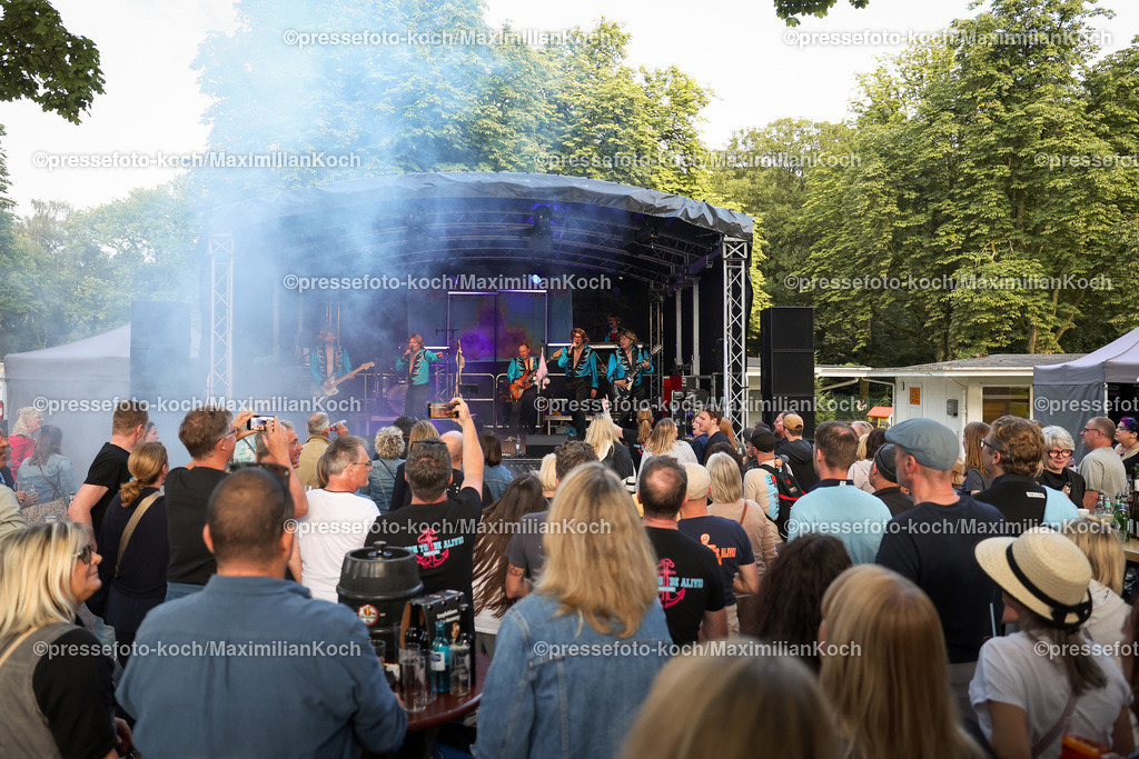 Due22062488027 | 22.06.2024, Düsseldorf, Konzert Porno Al Forno, HEUKING Mittsommer-Renntag - Die düsseldorfer Pop-Band performt bei ihrem Konzert auf der Rennbahn Grafenberg und begeistert die zahlreichen Fans