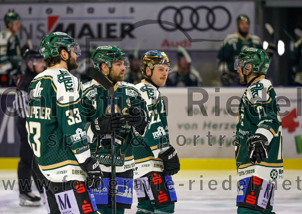 2026-01-23_019_TSV_Erding_gegen_SC_Riessersee | Erding, Deutschland, 23.01.2026:Eishockey, Oberliga Süd 2025 / 2026, 40. Spieltag, TSV Erding gegen SC Riessersee, Endergebnis: 6:5 n.V.Marc Schmidpeter (Erding Gladiators, #33), Markus Eberhardt (Erding Gladiators, #94), Grady Hobbs (Erding Gladiators, #22), Philipp Michl (Erding Gladiators, #77)Foto: Christian Riedel / fotografie-riedel.net