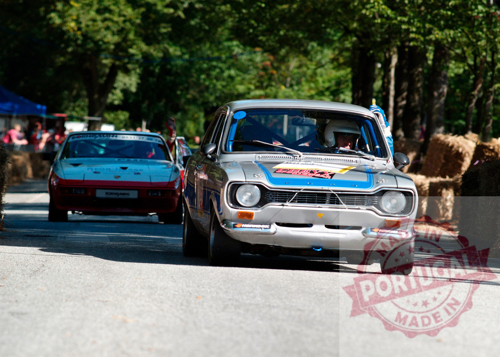 Ford Escort and Porsche 924 racing on a track | Vintage rally cars driving fast during a motorsport event - Realisiert mit Pictrs.com
