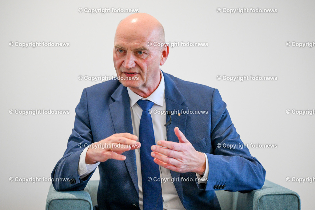 LR Christian Doerfel (VP)_ 19.02.2025-7 | 19.02.2025, Linz, AUT, LR Christian Doerfel (VP) im Bild LR Christian Doerfel (VP),  Soziallandesrat OEVP OE) waehrend eines Interview in seinem Buero in Linz