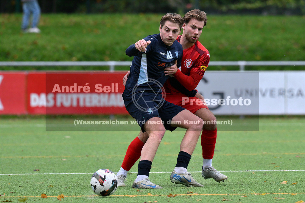 FC Kilia Kiel vs SC Rapid Lübeck | Luca Senger (Kilia #21) vs Tino Arp (Rapid #10) / Fußball-Oberliga Männer 2026/2027 / FC Kilia Kiel vs SC Rapid Lübeck / Kilia Sportplatz / Kiel / 24.10.26 - Realisiert mit Pictrs.com