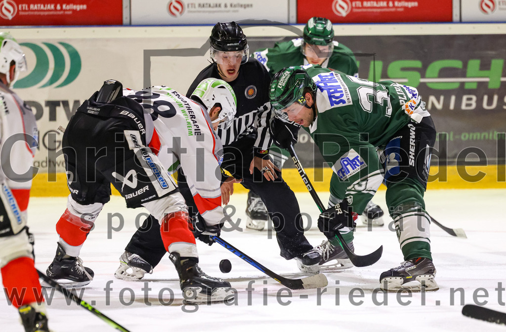 2023-10-29_055_TSV_Erding_gegen_TSV_Peissenberg | Erding, Deutschland, 29.10.2023:
Eishockey, Bayernliga Vorrunde 2023 / 2024, 5. Spieltag, TSV Erding gegen TSV Peißenberg, Endergebnis: 

Zackary Bross (TSV Peissenberg, #88), Thomas Plihal (Erding Gladiators, #39)

Foto: Christian Riedel / fotografie-riedel.net