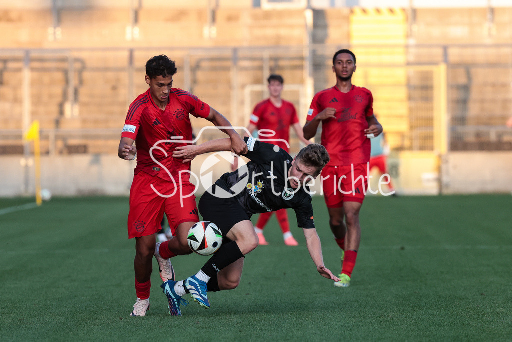FC Bayern Amateure - SpVgg Ansbach | im Duell Yousef QUSHI (FCB #17) und Nico HAYER (Ansbach #28) / Zweikampf