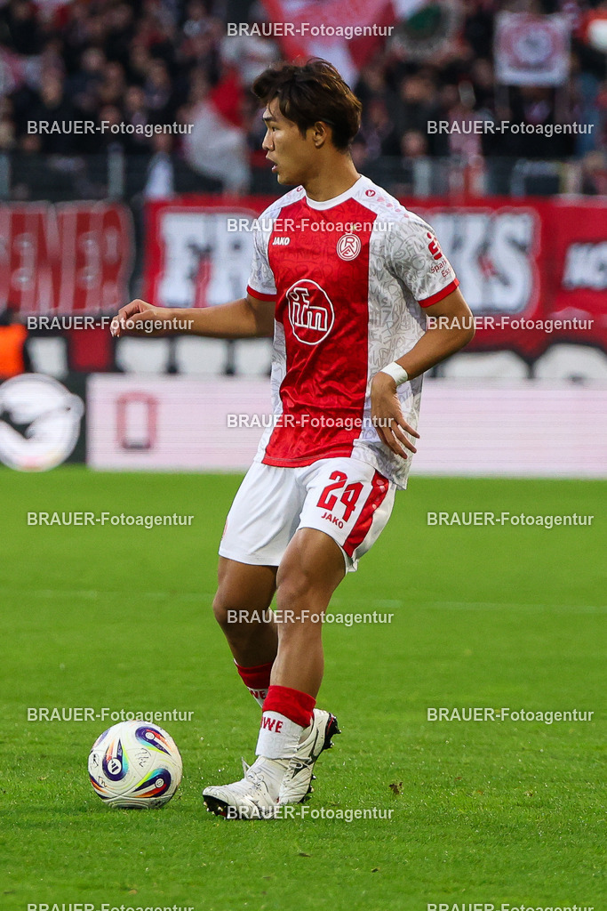 Rot-Weiss Essen - 1.Fc Schweinfurt | Essen, Deutschland, 02.11.2025 Kaito Mizuta  (Rot-Weiss Essen) Einzelaktionwährend des 3.Liga Spiels zwischen  Rot-Weiss Essen und 1.Fc Schweinfurt am 02.11.2025 im Stadion an der Hafenstraße in Essen. (Foto von Timo Bluhmki-Schmidt/Brauer Fotoagentur