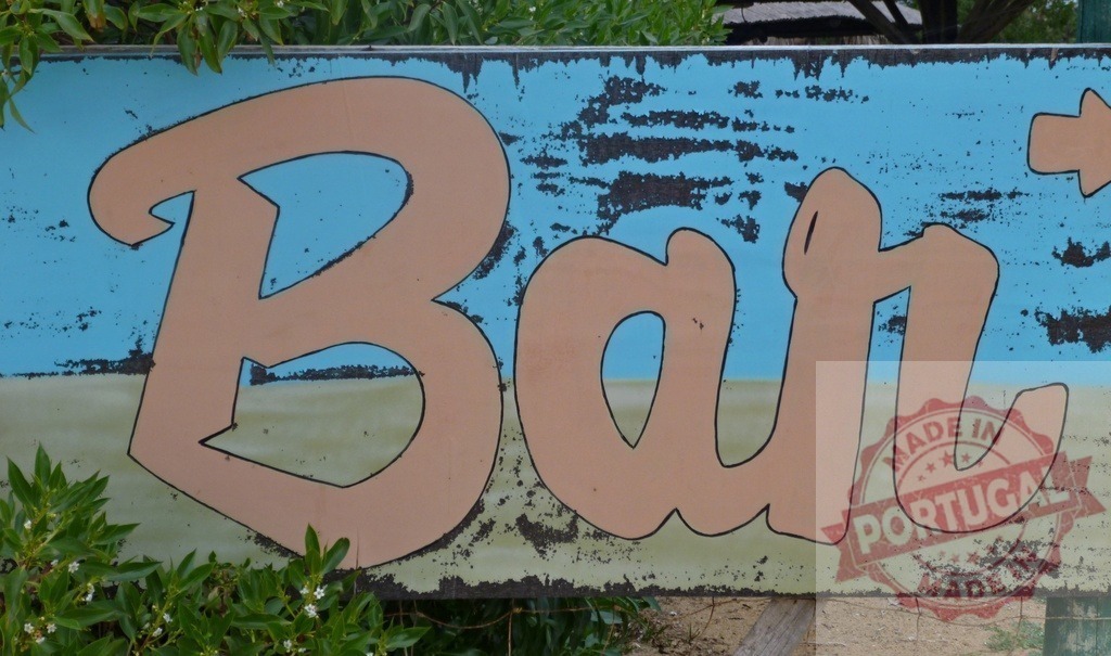 Bar sign with peeling paint indicating direction | Weathered wooden bar sign featuring peeling paint and an arrow, providing beach direction - Realisiert mit Pictrs.com