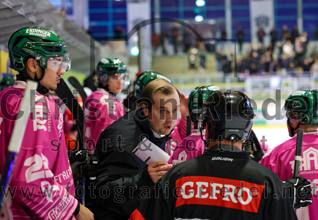 2025-10-05_119_TSV_Erding_gegen_Heilbronner_Falken | Erding, Deutschland, 05.10.2025:Eishockey, Oberliga Süd 2025 / 2026, 6. Spieltag, TSV Erding gegen Heilbronner Falken, Endergebnis: 3:1Lukas Gaus (Erding Gladiators, #23), Teamchef Dominik Quinlan (Erding Gladiators)Foto: Christian Riedel / fotografie-riedel.net