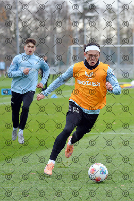 RGE_6778c | Hertha BSC, 2.Bundesliga, Herren, Saison 2025/26, Training, Montag 17.11. 2025,  Fabian Reese ( Hertha BSC ),  Fotograf:   Ralf Gebhardt - Realisiert mit Pictrs.com
