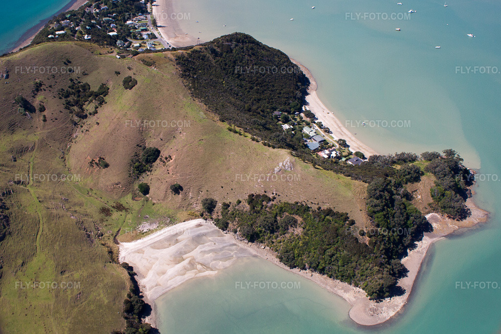Aerial view: View of the town in the district Wyuna Bay in Coromandel in the state Waikato, New Zealand. – Photo: IMG_55733.jpg taken on 01/12/2013 by Werner Riehm/FLY-FOTO.com – Resolution of the original: 3985 x 2656 px