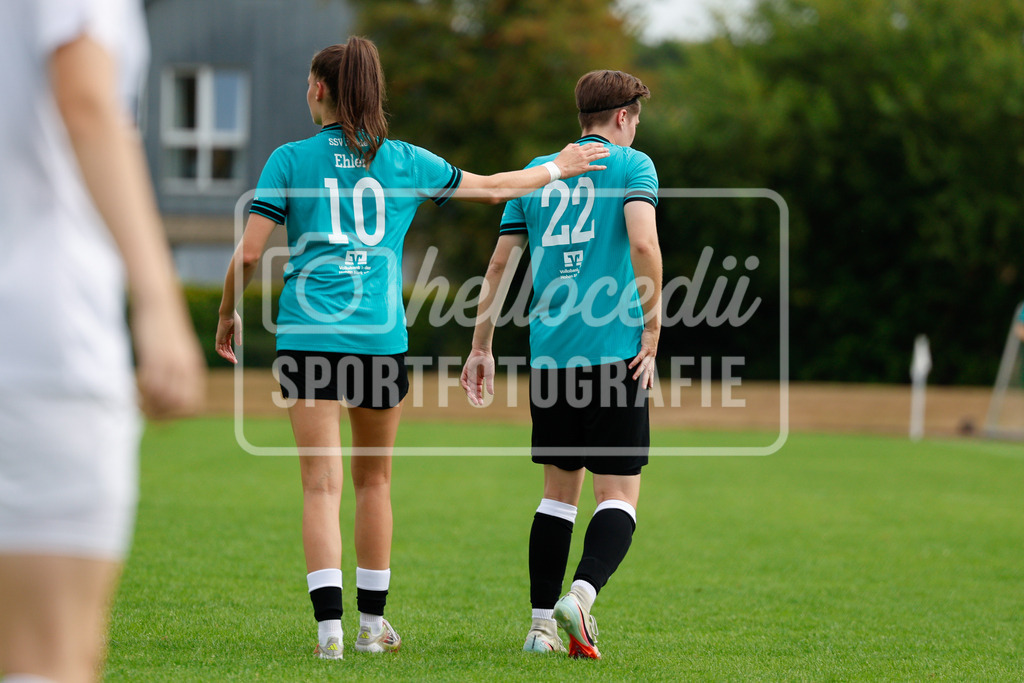 Fußball I Frauen I Westfalenpokal 26-27 I DJK GW Amelsbüren - SSV Rhade  I 18676 | Demi Ehler (10, SSV Rhade) motiviert Maike Sicking (22, SSV Rhade) weiterzuspielen nach einer Verletzungsunterbrechung. - Realisiert mit Pictrs.com