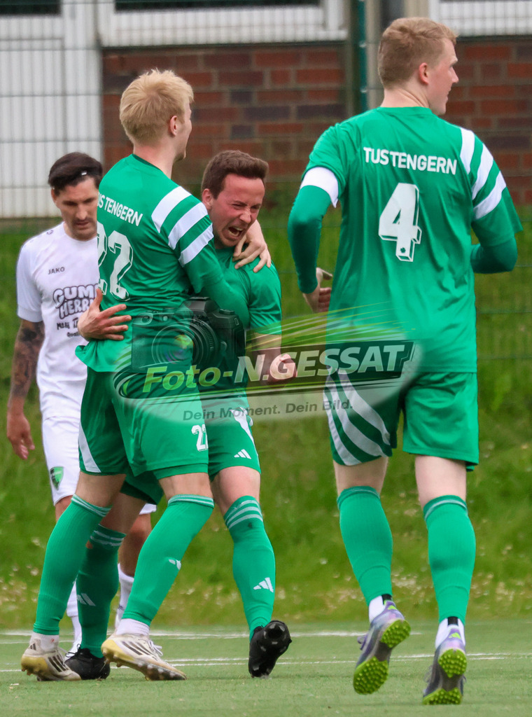 SC Bünde - TuS Tengern | Auf dem Bild zu sehen: ; grün TuS Tengern v.l.: Finn Wiese, Maurice Korff, Nico Gerfen SC Bünde, TuS Tengern, Saison 25/26, Bezirksliga, Hunnebrock, Deutschland - Realisiert mit Pictrs.com