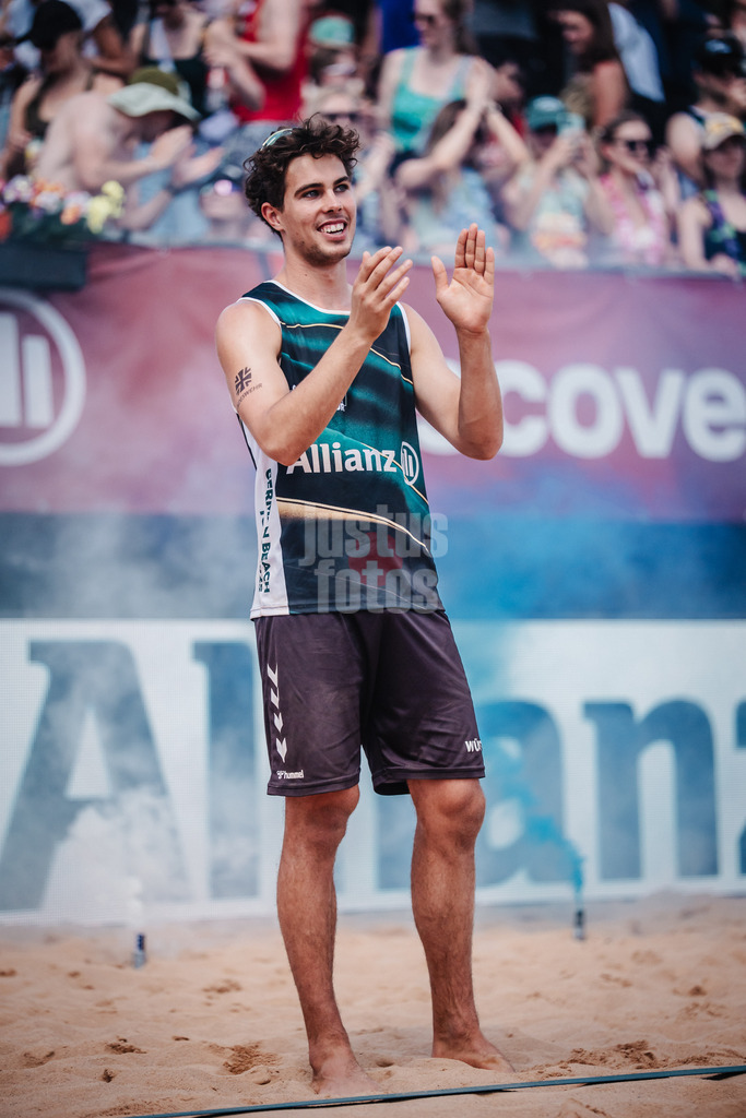 Beachvolleyball | Männer | Allianz German Beach Tour 2025 | Tourstop München | 12.07.2025 | Lui Wüst beim Einlauf ins Stadion