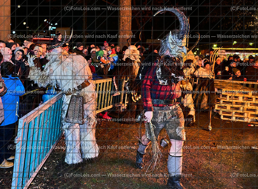 ALP9729_Wieselburger ADVENT_Wintersonnenwende_Perchtenlauf | (C)FotoLois.com, Alois Spandl, Wieselburger Advent, Wintersonnenwendfeier mit Umzug durch die Stadt, Sonnenwendfeuer und Perchtenlauf mit Show im Schlosspark, Mitwirkung der Partnergemeinde EINBECK, Sa 17. Dezmber 2022.