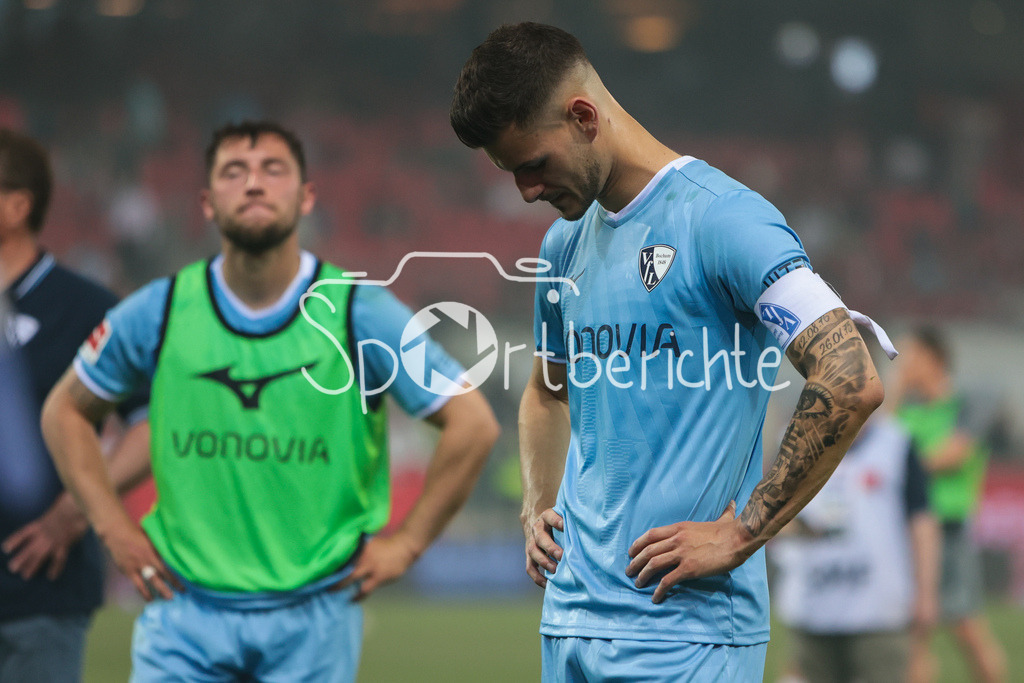 1. FC Heidenheim - VfL Bochum | im Bild ein enttaeuschter Tom KRAUS (VfL Bochum 17) / niedergeschlagen / enttaeuscht / traurig / haengener Kopf / haengene Koepfe / Bundesliga: 1. FC Heidenheim - VfL Bochum, Voith-Arena am 02.05.2025 / DFL REGULATIONS PROHIBIT ANY USE OF PHOTOGRAPHS AS IMAGE SEQUENCES AND/OR QUASI-VIDEO
