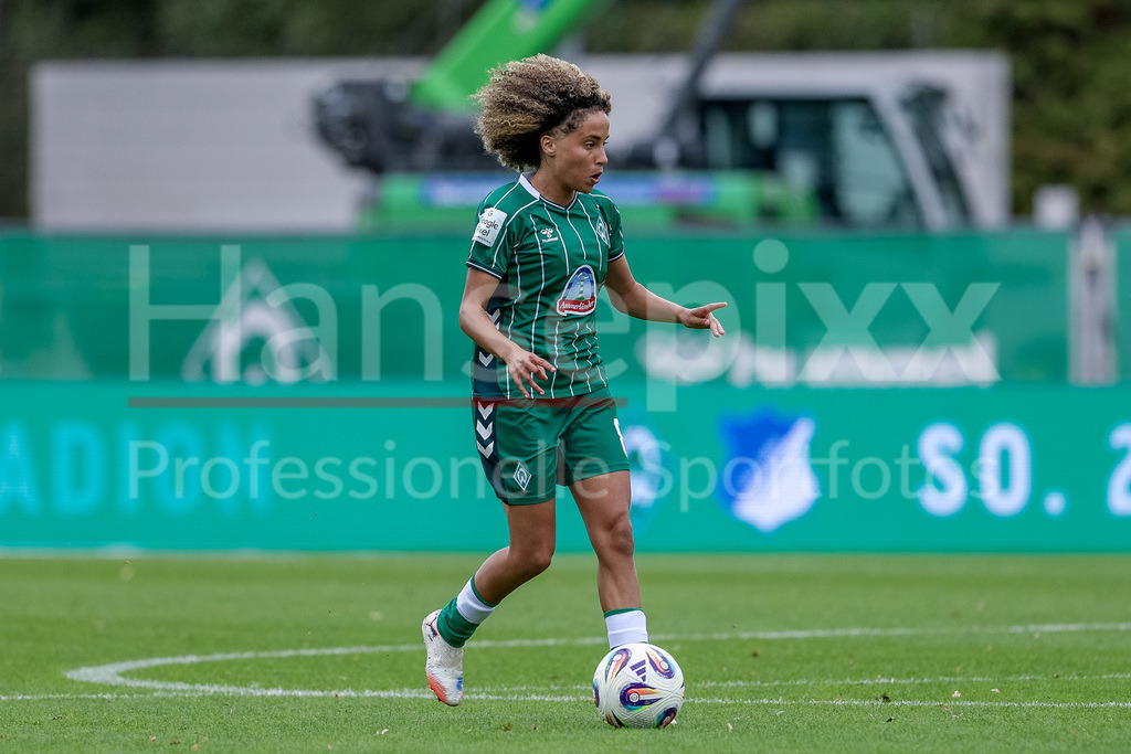 Fussball, Google Pixel Frauen-Bundesliga, SV Werder Bremen - TSG 1899 Hoffenheim | Amira Arfaoui (SV Werder Bremen, 8) am Ball, Freisteller, Einzelbild, Ganzkörper, Aktion, Action, Spielszene, DIE DFB-RICHTLINIEN UNTERSAGEN JEGLICHE NUTZUNG VON FOTOS ALS SEQUENZBILDER UND/ODER VIDEOÄHNLICHE FOTOSTRECKEN. DFB REGULATIONS PROHIBIT ANY USE OF PHOTOGRAPHS AS IMAGE SEQUENCES AND/OR QUASI-VIDEO.