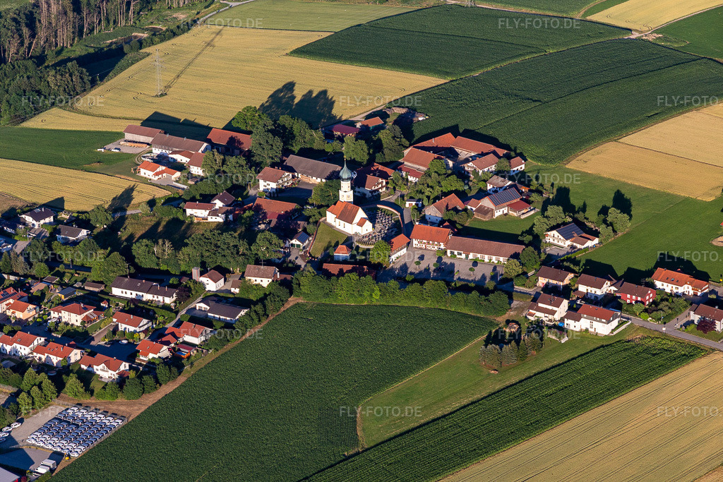 Luftbild: Hainberg im Ortsteil Hainberg in Arnstorf im Bundesland Bayern in Deutschland. Foto: IMG_132830.jpg vom 02.07.2022 durch Werner Riehm/FLY-FOTO.deArnstorf.de - Markt Arnstorf - im Zentrum von Niederbayern