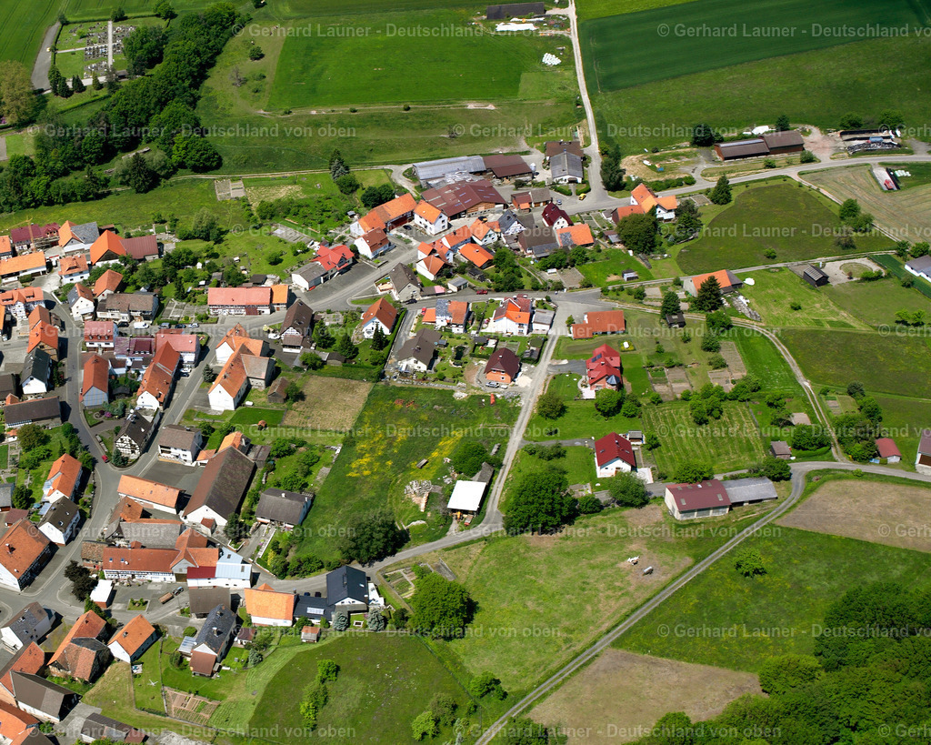 2614124 | OBER-GLEEN 09.06.2006 Landwirtschaftliche Nutzflächen und Feldgrenzen  umsäumen das Siedlungsgebiet des Dorfes in Ober-Gleen im Bundesland Hessen, Deutschland // Agricultural land and field boundaries surround the settlement area of the village  in Ober-Gleen in the state Hesse, Germany Foto: Gerhard Launer
