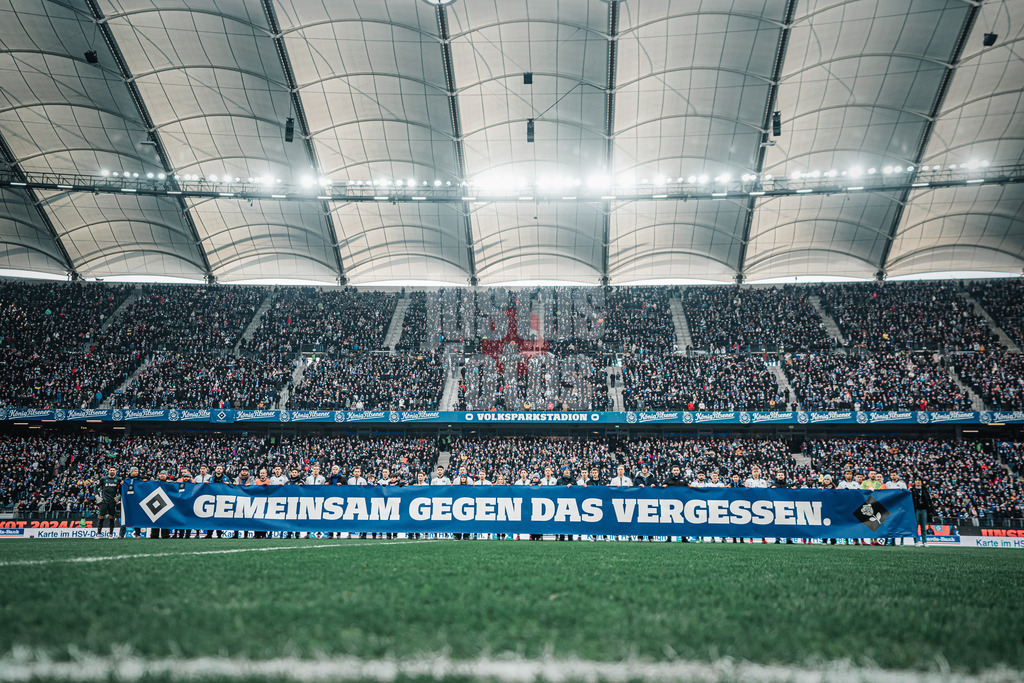 Fußball | Männer | Saison 2024/2025 | 2. Fußball-Bundesliga | 20. Spieltag | Hamburger SV vs. Hannover 96 | 02.02.2025 | Die Spieler des HSV stehen hinter einem Banner Transparent mit der Aufschrift: Gemeinsam gegen das Vergessen.