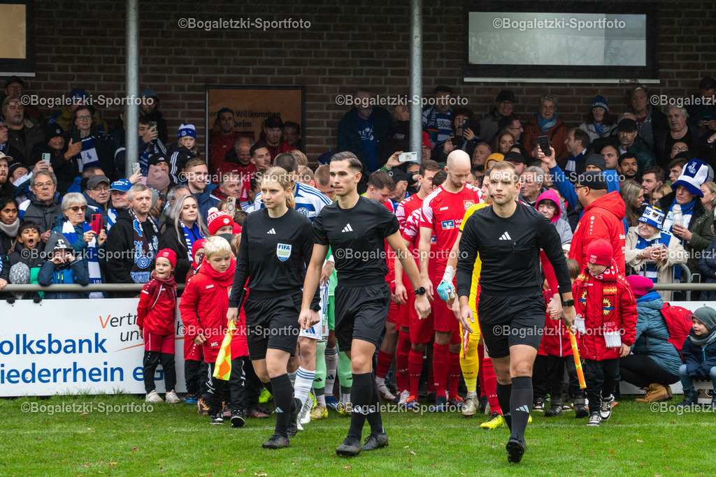 Fussball, Niederrheinpokal, SV Sonsbeck - MSV Duisburg, 16.11.2025, Willy-Lemkens-Sportpark | 16.11.2025, Fussball, Niederrheinpokal, SV Sonsbeck - MSV Duisburg: Einlauf mit Schiedsrichtergespann vorne weg. v.l.n.r.: Dr. Isabel Steinke, Kristijan Rajkovski, Davide Zeisberg - Realisiert mit Pictrs.com