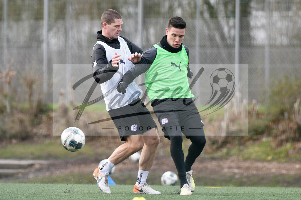 20200302_TRAOSN_0021 | Fussball, Herren: Adam Susac (VfL Osnabrueck) und Thomas Konrad (VfL Osnabrueck) im Zweikampf waehrend der Trainingseinheit des VfL Osnabrueck im Sportpark Illoshoehe am 02.03.2020 in Osnabrueck, Deutschland. - Realisiert mit Pictrs.com