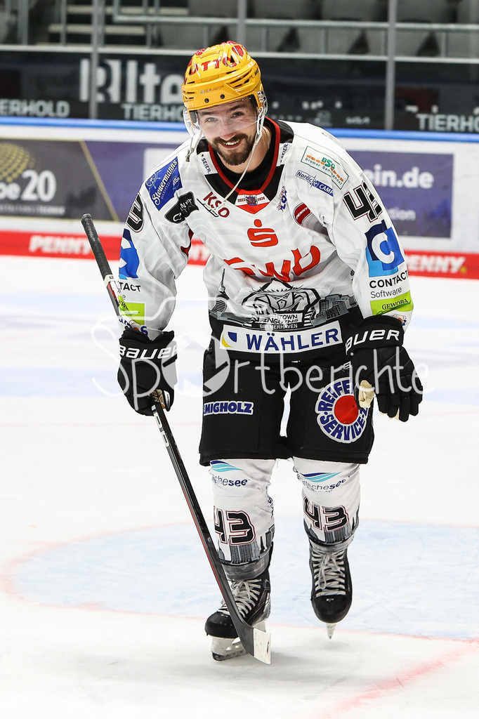 Augsburger Panther - Fischtown Pinguins Bremerhaven | Skyler McKENZIE (BHV #43) feiert nach dem Sieg in Augsburg mit den mitgereisten Fans