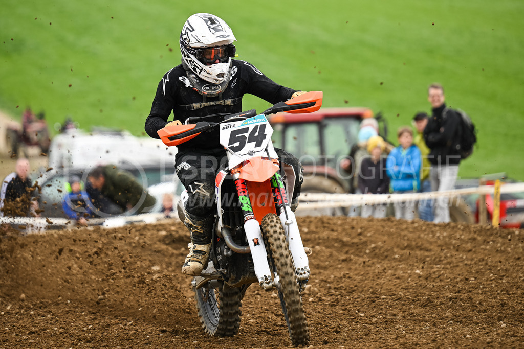 Motocross Schlatt bei Winterthur - 30. April 2023 | #54 Goetz Marcel aus Guntershausen bei Aadorf (CH) auf KTM SX F 350 in der Kategorie Senioren am Motocross Schlatt bei Winterthur, 30. April 2023. 
Instagram: @mx_schlatt | @mc_wila | @sam_schweiz
Bild: Sportfotografie Markus Aeschimann | www.markus-aeschimann.ch - Realisiert mit Pictrs.com
