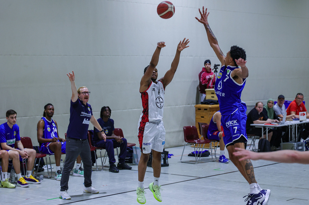 Regio Test BAYER GIANTS vs EN Baskets Schwelm-74 | Fotos von Basketballspielen aus dem Raum NRW fotografiert von Gero Mueller-Laschet und Daniel Schaefer - Realisiert mit Pictrs.com