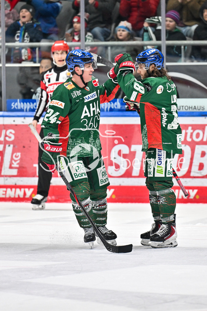 Augsburger Panther - Grizzlys Wolfsburg | AUGSBURG, GERMANY - 15. MARCH: Jubel der Panther nach dem Treffer zum 2-4 durch Anthony LOUIS (Augsburger Panther 18) / Tor / Torschuetze / Freude / Happy während dem Match zwischen den Augsburger Panthern und den Grizzlys Wolfsburg am 52. Spieltag der Penny DEL im Curt Frenzel Stadion / T. J. TREVELYAN (Augsburger Panther 24)