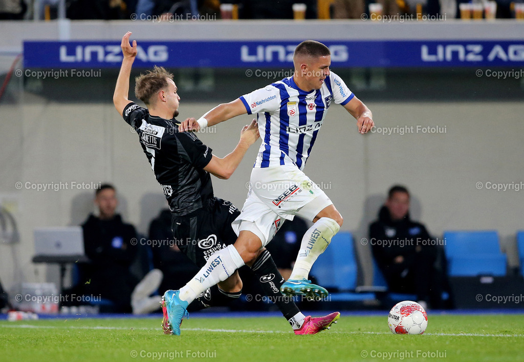 A_LUI_191024_01 | SPORT,FUSSBALL,ADMIRAL BUNDESLIGA BLAU WEISS LINZ-RZ PELLETS WAC 19.10.2024 IM BILD :MATIN MOORMANN (BL-WEIS LINZ) UND ANGELO GATTERMAYER (WAC) FOTOLUI/MW
