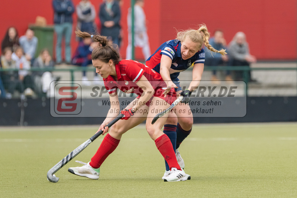 HK_20230416_107059 | 1. Bundesliga Damen Düsseldorfer HC - Rot-Weiss Köln am 16.4.2023 DHC Düsseldorf, Düsseldorf , Emma Boermanns ( Rot-Weiss Köln #33 ) , Sara Strauss ( Düsseldorfer HC #11 )