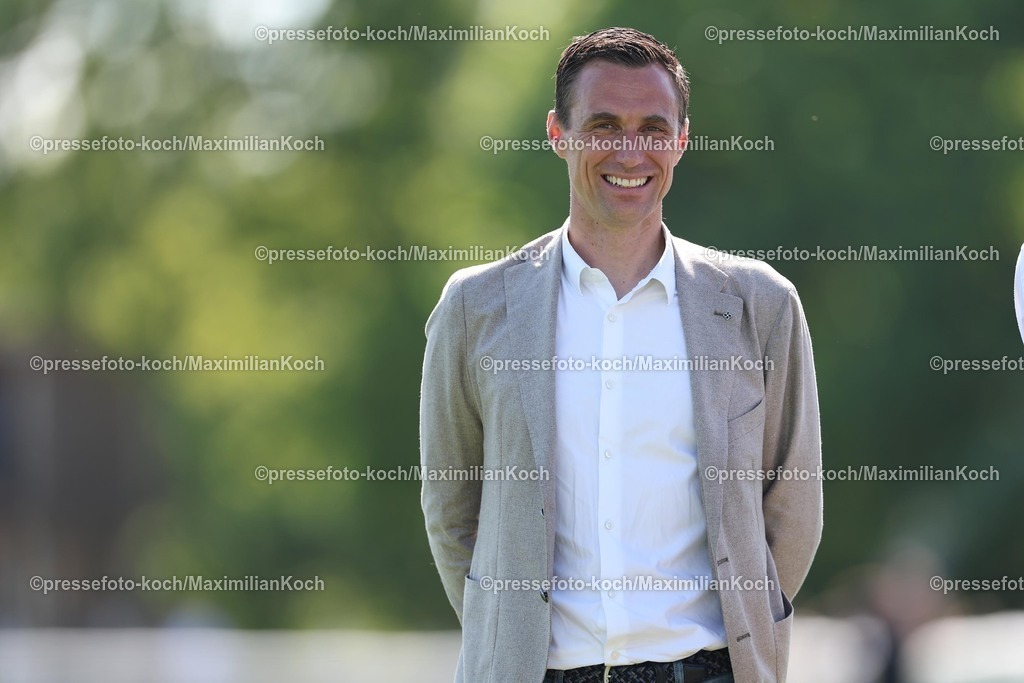 HanMX01052588044 | 01.05.2025, Fußball, Hannover 96 Renntag, Die Fußballprofis von Hannover96 zu Gast auf der Pferderennbahn Neue Bult. Im Bild Marcus Mann (Geschäftsführer Geschäftsführung Hannover 96) Mimik lachend gut gelaunt zufrieden lächelnd, lacht