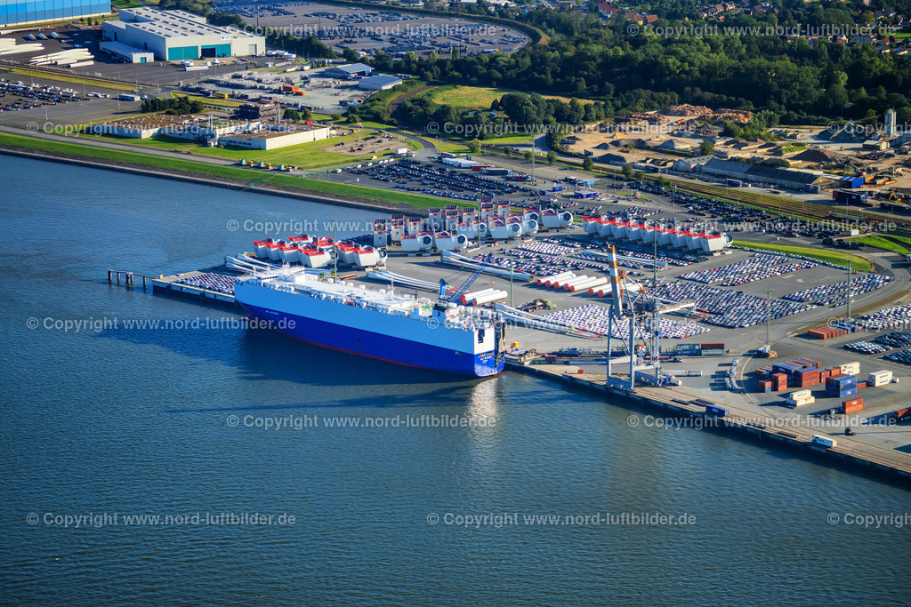 Cuxhaven_Windkraft_Anlagen_im_Hafen_ELS_4384280824 | CUXHAVEN 28.08.2024 Hafenanlagen an der Meeres- Küste der Cuxport GmbH für Offshore Windkraftanlagen in Cuxhaven im Bundesland Niedersachsen. // Port facilities on the seashore of the Cuxport GmbH for Offshore Windmills in Cuxhaven in the state Lower Saxony. Foto: Martin Elsen