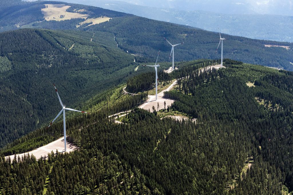 dr__0011990.jpg | RETTENEGG 20.07.2018 Windenergieanlagen ( WEA ) - Windrad- in einem Wald- und Forstgebiet in Rettenegg in Steiermark, Österreich. // Wind turbine windmills (WEA) in a forest area in Rettenegg in Steiermark, Austria. Foto: Daniel Reiter
