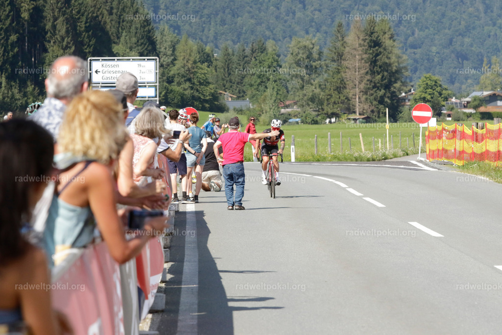 1202_20230817_Bewerb_Maenner_Muehlanger | AUT - OESTERREICH, 2023-08-16: SPORT RENNRAD-FAHREN - 55. INTERNATIONALER RADWELTPOKAL IN ST. JOHANN IN TIROL  - Vintage-Radrennen mit WM-Bronze-Medaillen-Siegerin Christina Schweinberger, den Teilnehmer und Alexander Baumann (vom Orginastions-Team) - TAG 2 BEWERB MAENNER IN SECHS GRUPPEN  ; Foto: Roland Muehlanger